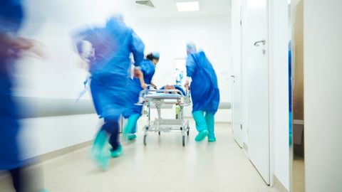 Emergency and trauma doctors are rushing to provide emergency and trauma services to a patient.